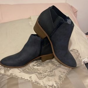 Simply Vera blue ankle boots size 8M side zipper faux leather